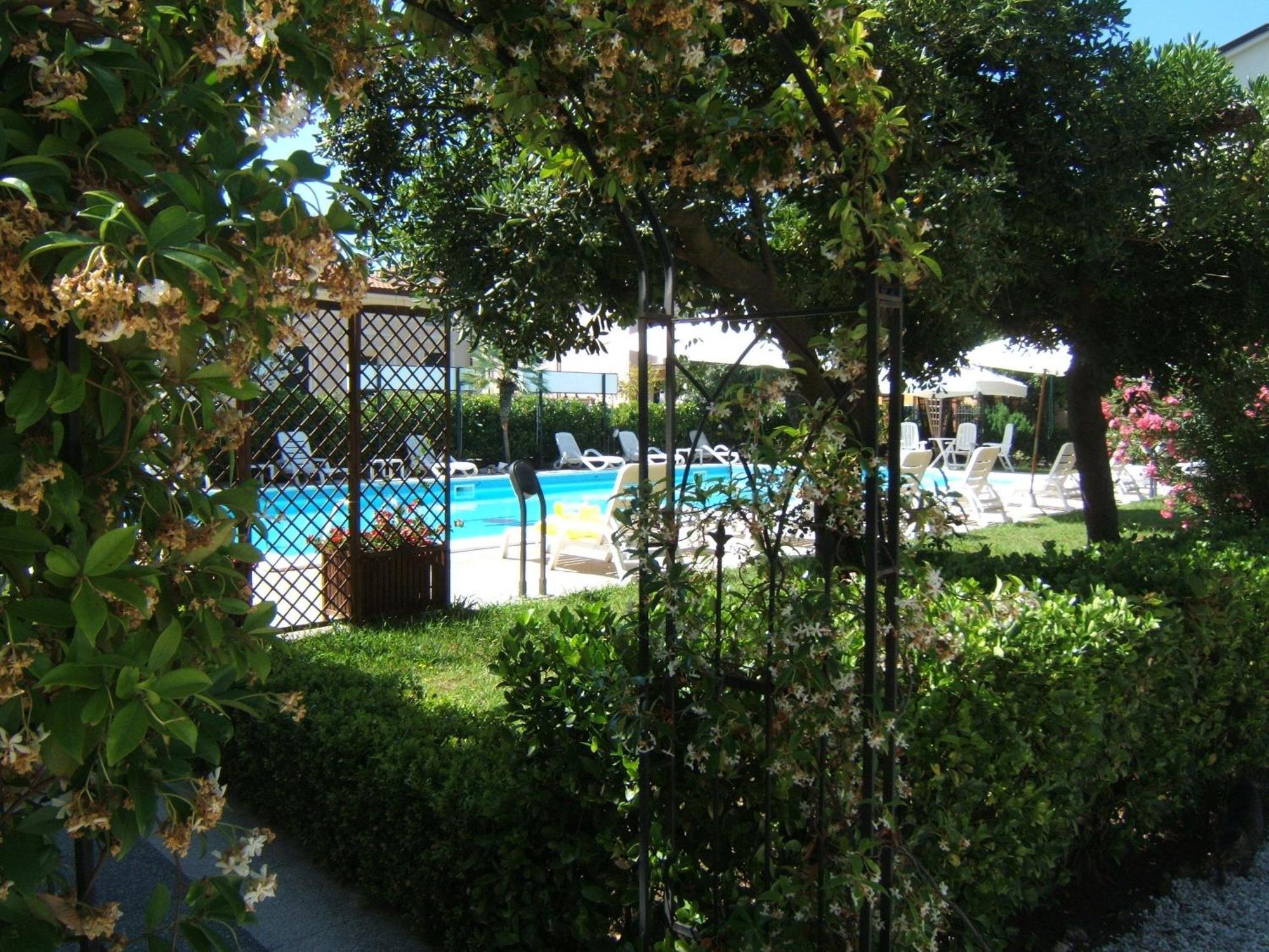 Hotel Apuana Marina di Pietrasanta Kültér fotó