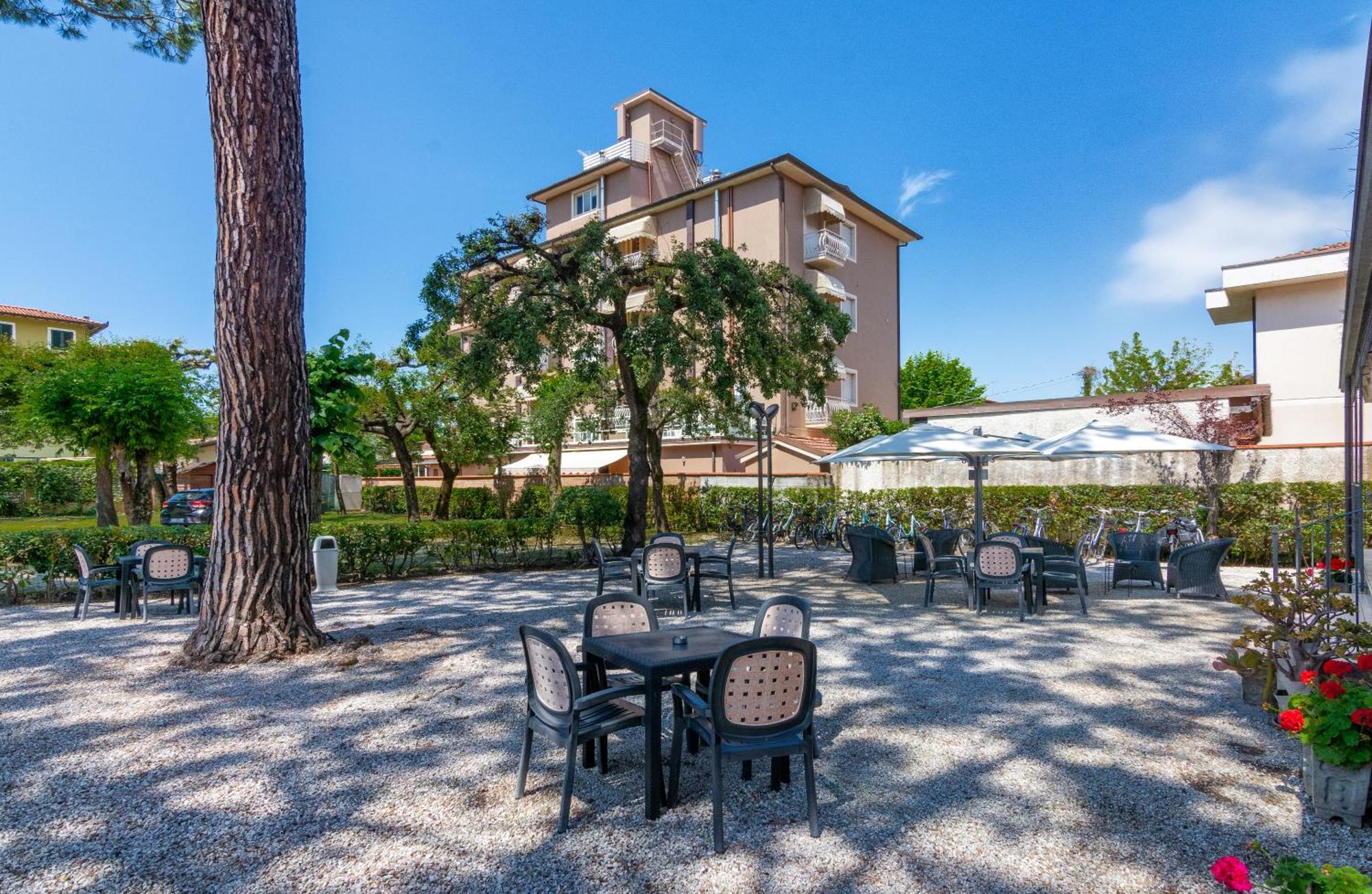 Hotel Apuana Marina di Pietrasanta Kültér fotó