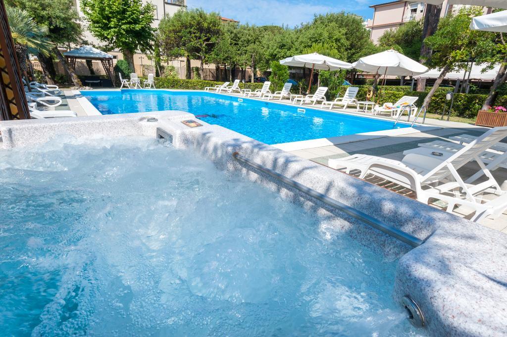 Hotel Apuana Marina di Pietrasanta Kültér fotó